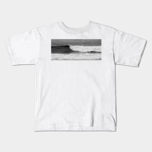 Surf wave in monochrome panorama Kids T-Shirt